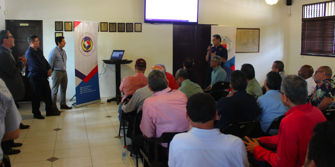 Cap. Moreno presenta a los expertos ante los asistentes