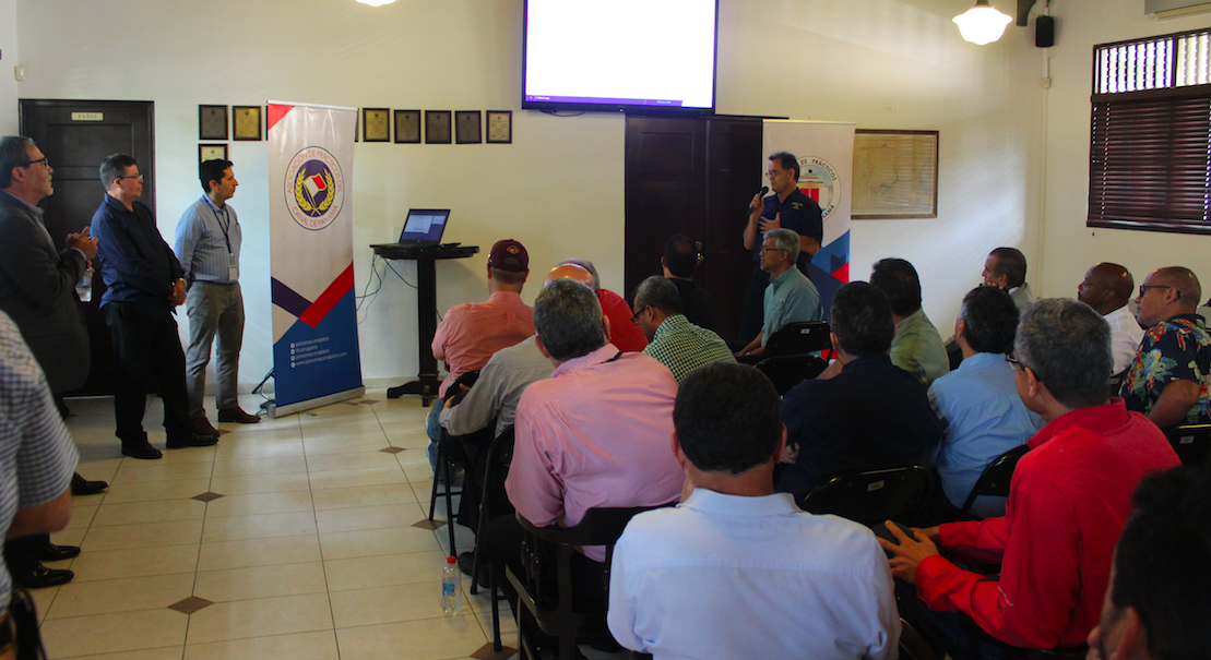 Cap. Moreno presenta a los expertos ante los asistentes